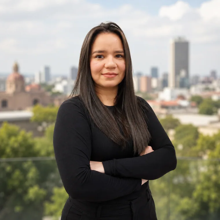 Claudia Ruiz, Административный ассистент