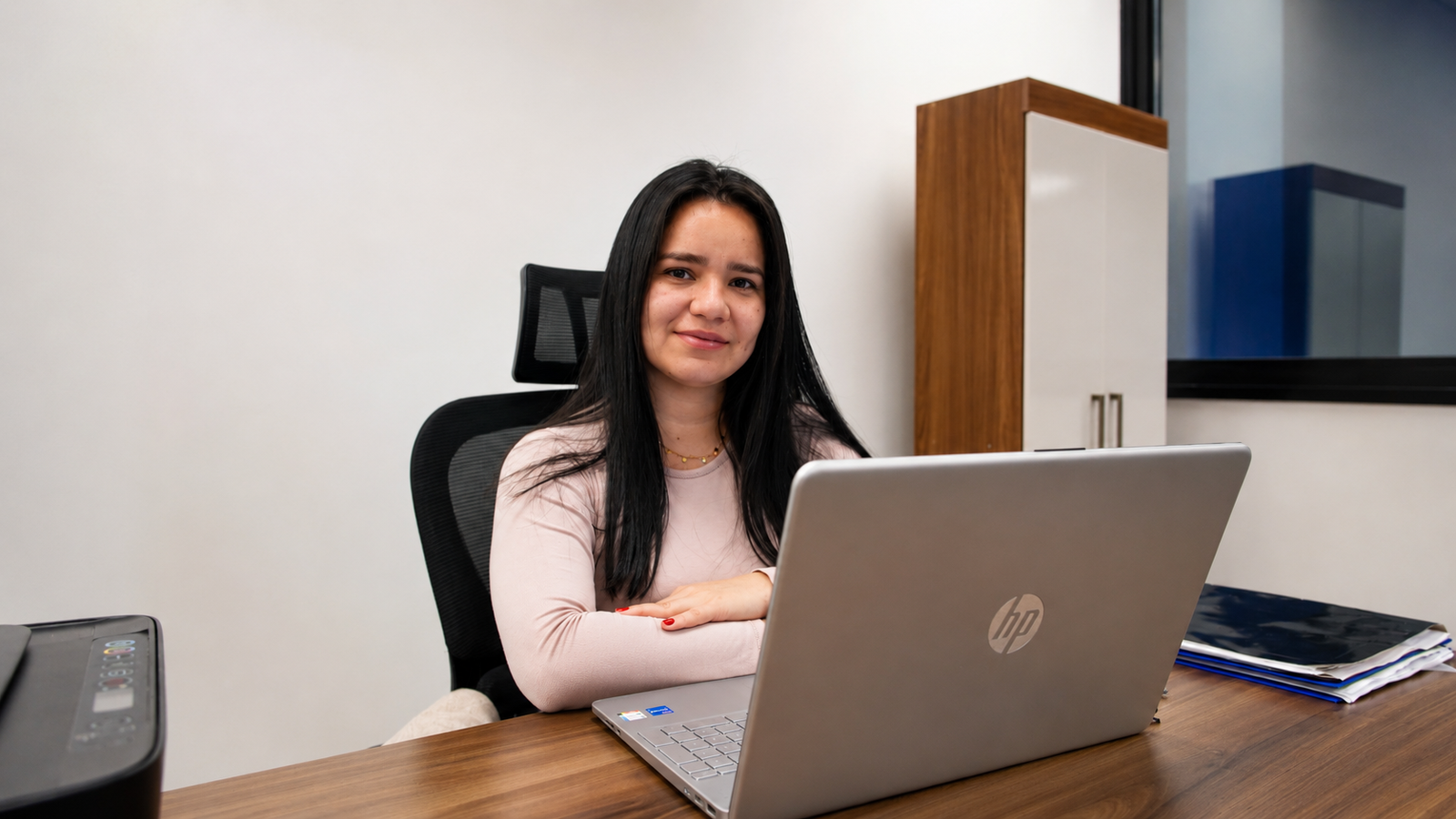 Eine Mitarbeiterin von Destination Paraguay an ihrem Schreibtisch in Asunción