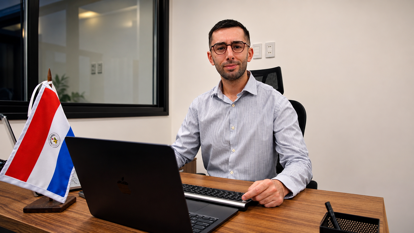 Enzo Seguin im Büro von Destination Paraguay in Asunción