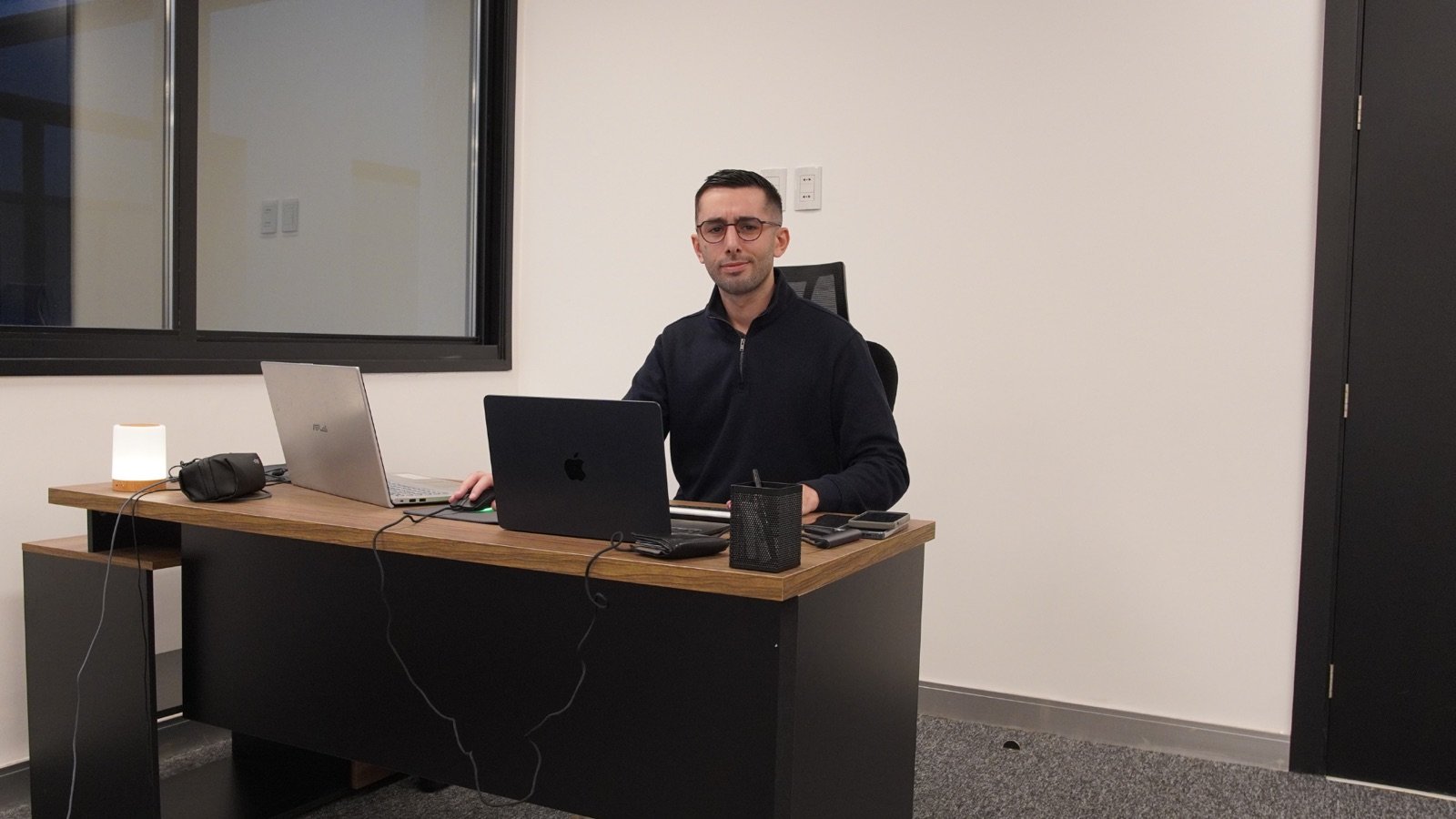 Enzo Seguin, fondateur de Destination Paraguay, dans les bureaux d’Asunción