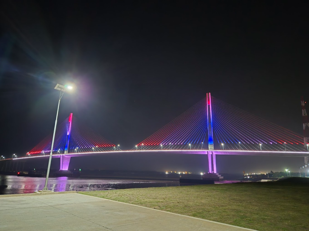 The Héroes del Chaco bridge, connecting the Asunción riverfront with the western bank.